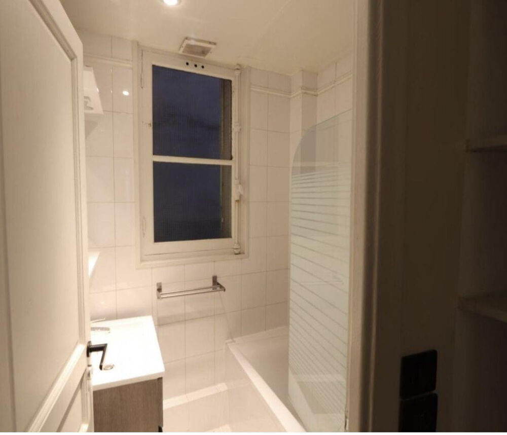 Location Appartement Beau studio rue Véron Paris 18è Paris 18