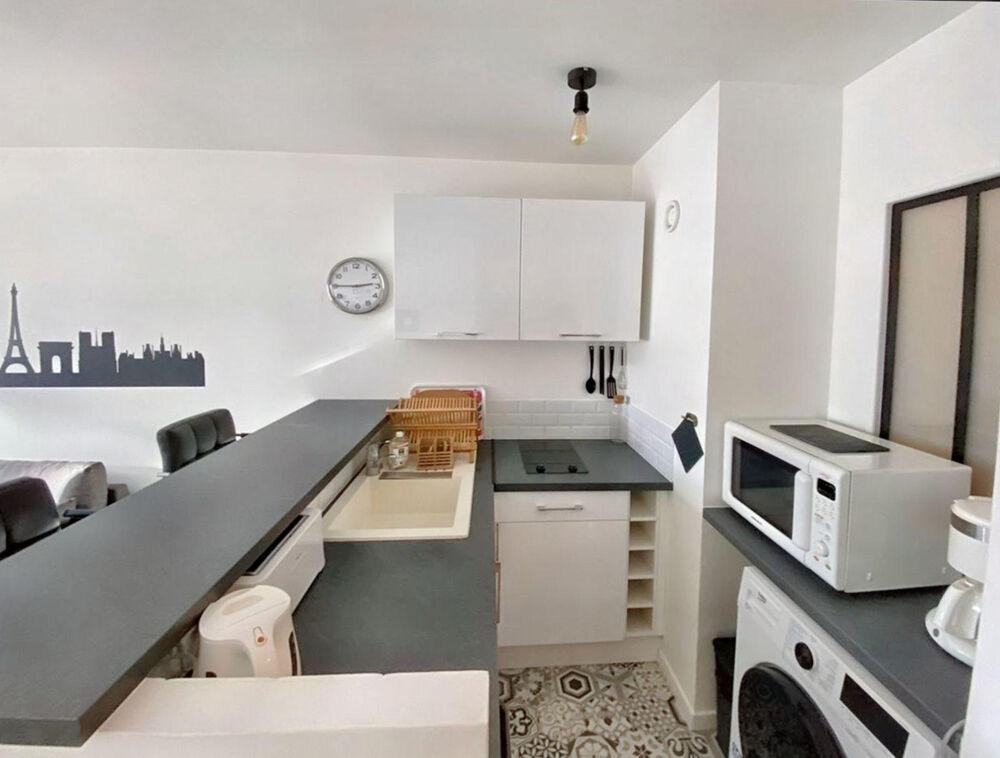 Location Appartement Grand studio rénové à 7min de république ! Paris 11