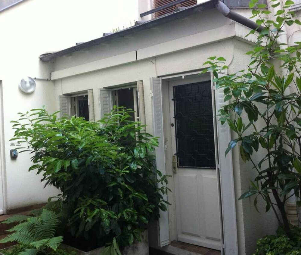 Location Appartement Superbe studio meublé 25m² maisonnette sur cour Paris 11