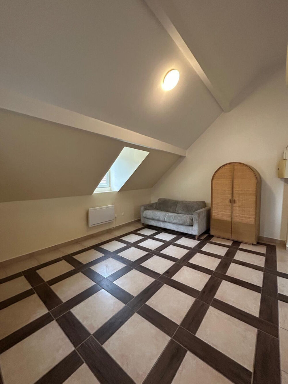 Location Appartement F1 de 30 m2 Salon/chambre cuisine salle de douche Louvres