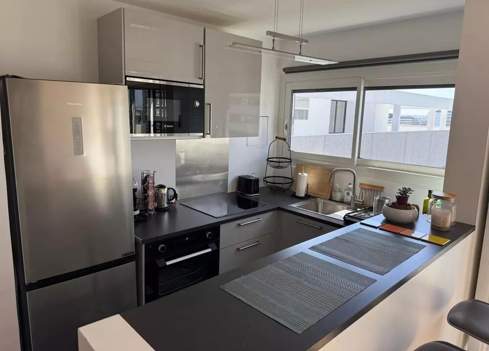 Location Appartement Grand studio rénové avec vue panoramique sur Paris Paris 11