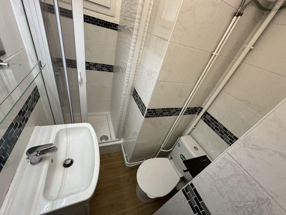 Location Appartement Superbe studio meublé rénové 23m² à Montmartre Paris 18