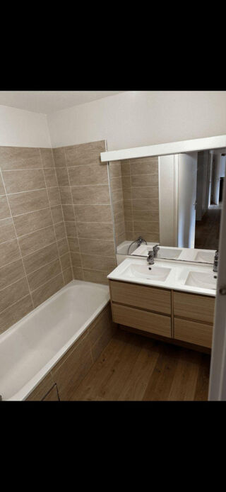  Appartement à louer 5 pièces 100 m²