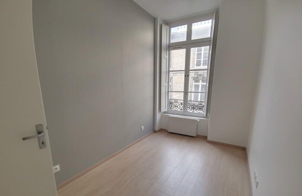 Location Appartement TOURNY : Balcon et 2 places de Parking Bordeaux