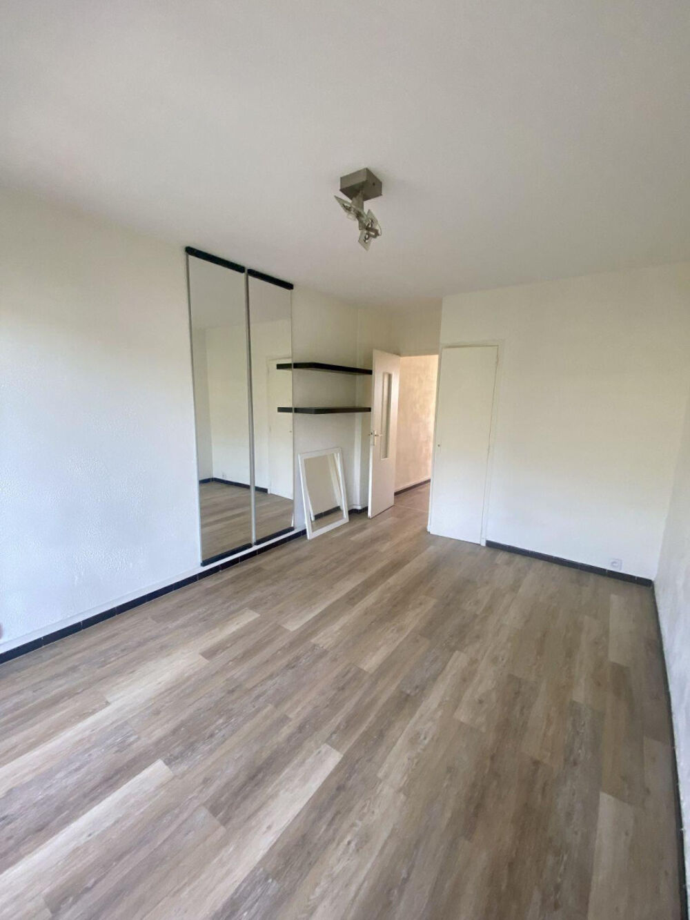Loue jolie T1 traversant 25 m2 avec balcon et cave