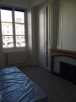  Appartement à louer 4 pièces 100 m²