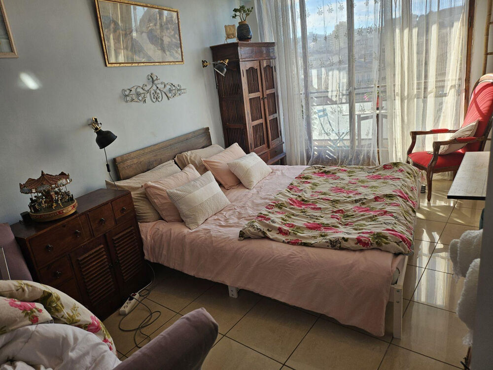 Location Appartement Chambre avec terrasse vue magique sur Notre Dame. Marseille 6