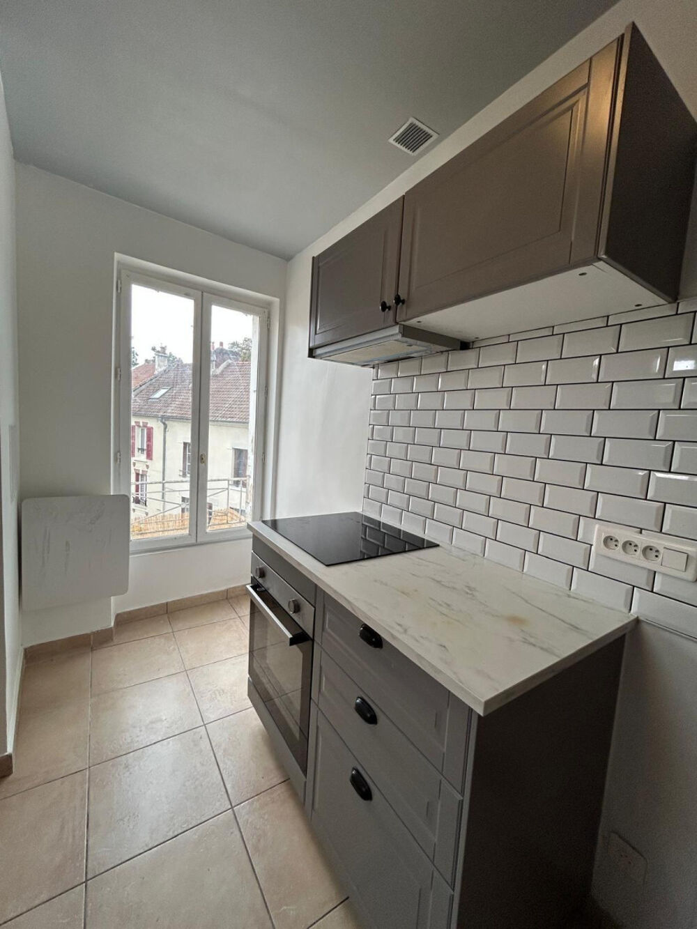 Location Appartement F1 de 30 m2 Salon/chambre cuisine salle de douche Louvres