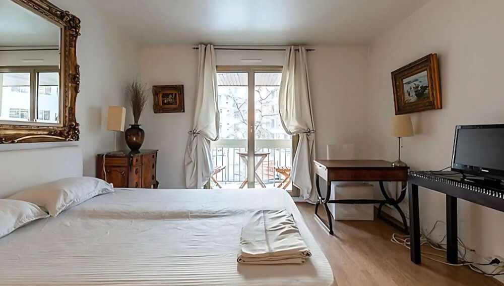 Location Appartement Élégant Appartement au Cœur du Triangle d'Or Paris 8