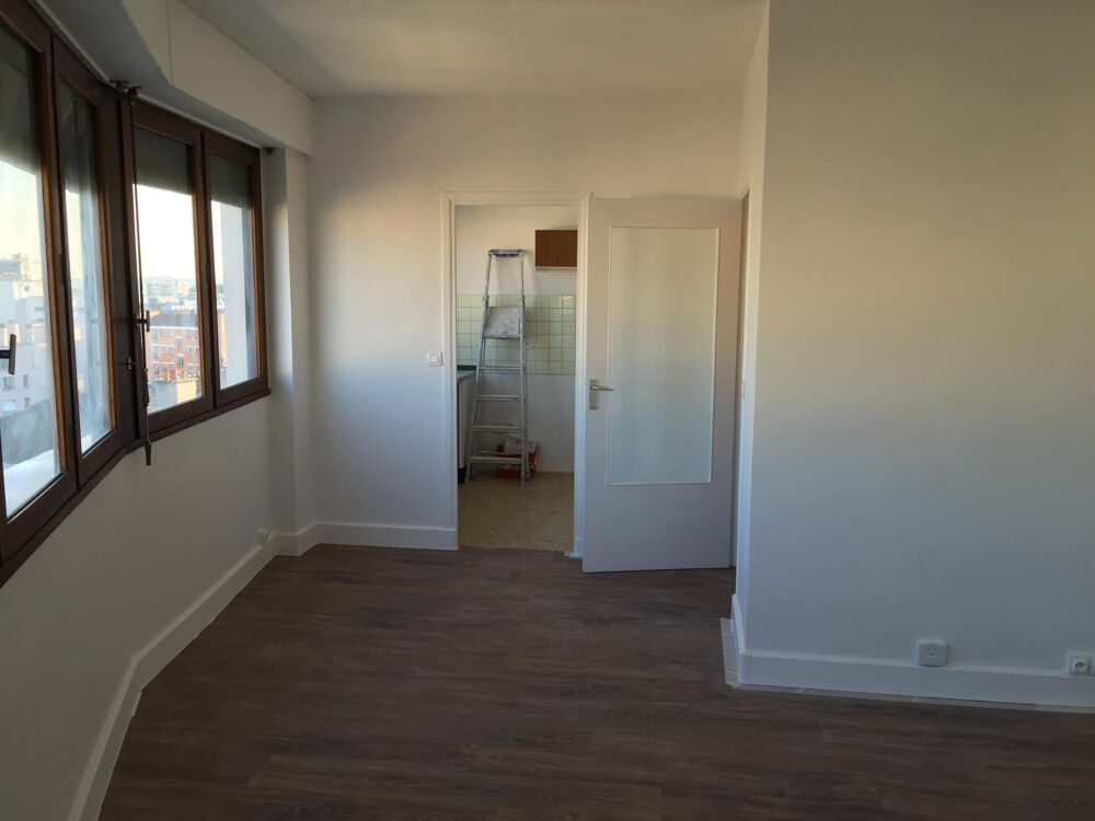 Location Appartement Très beau studio vue sur les toits commerces métro Paris 20