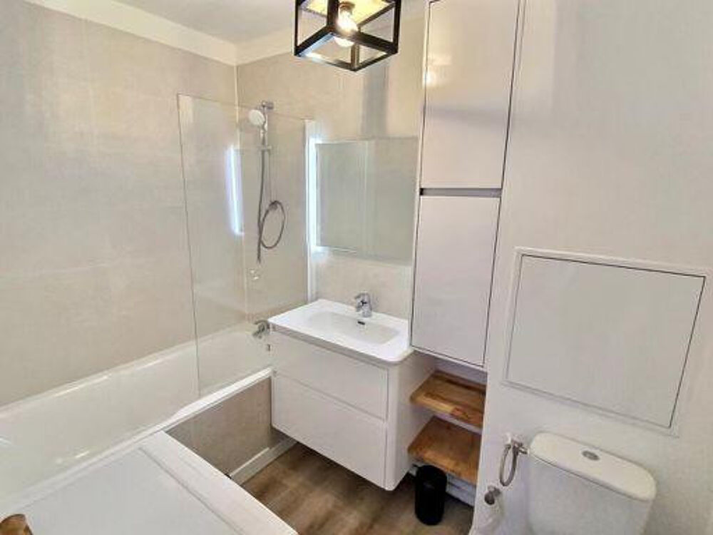 Location Appartement T2 rénové 20éme Arrondissement de Paris. Paris 20