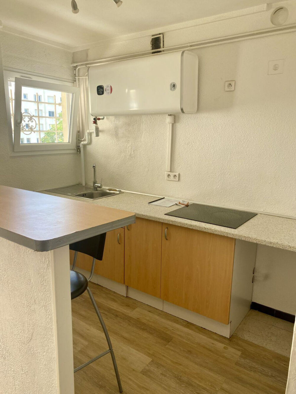 Loue jolie T1 traversant 25 m2 avec balcon et cave