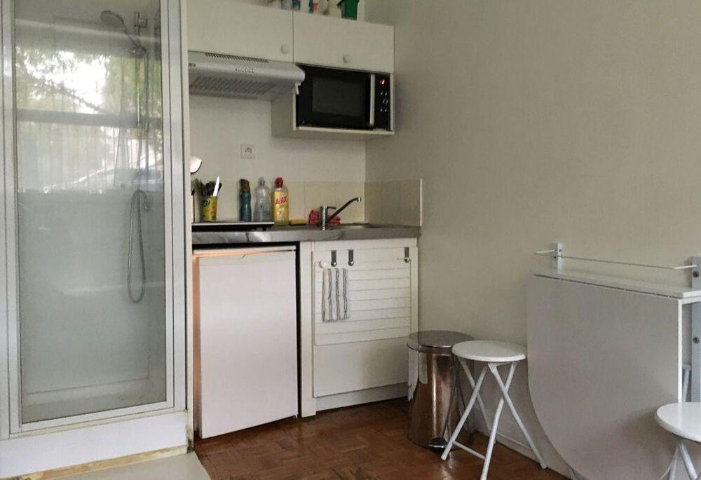 Location Appartement Beau studio calme et lumineux, immeuble standing Paris 16