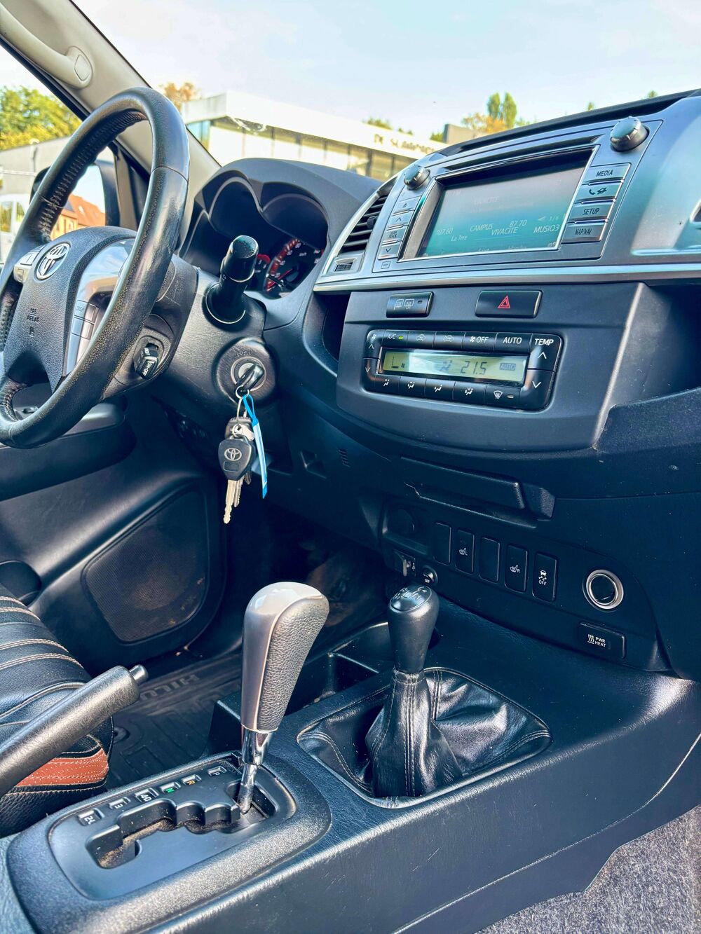Hi Lux HILUX DOUBLE CAB Hilux 3.0 D-4D 4x4 bva \ AmaZonia \  clim 2014 occasion 39140 Bletterans