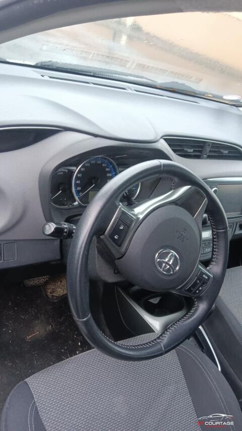 Yaris III (2) HYBRID 100H DYNAMIC 5P 2017 occasion 44640 Saint-Jean-de-Boiseau