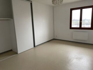  Appartement à louer 4 pièces 115 m²