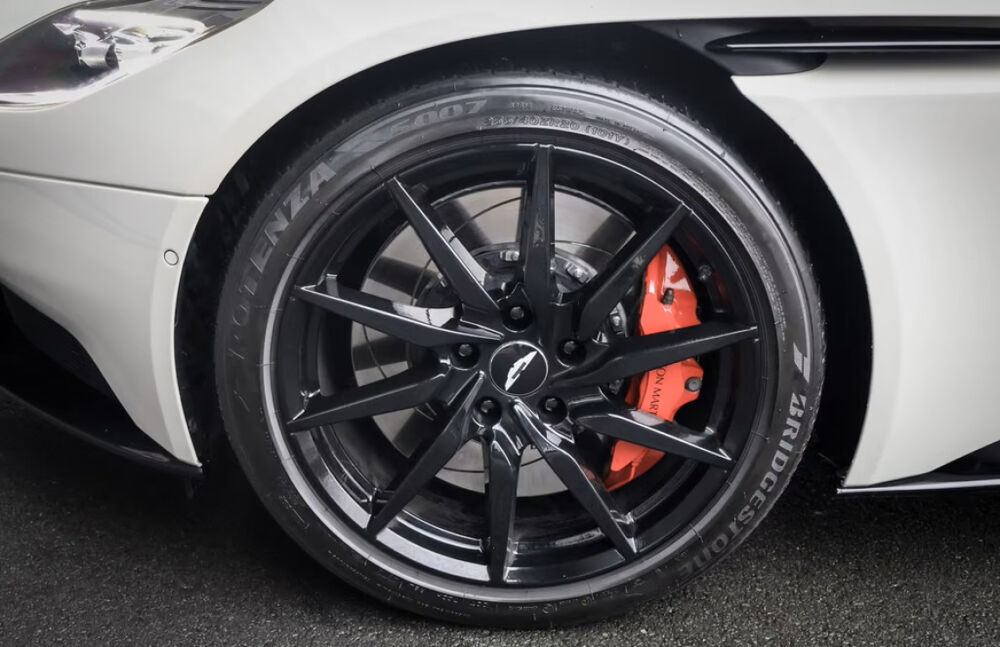 DB11 Coup&eacute; 5.2 Biturbo V12 2017 occasion 85600 Montaigu