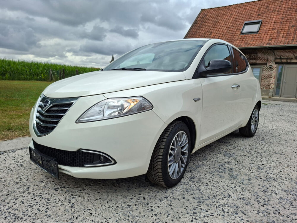 Ypsilon 0.9 TwinAir 85 ch CLIM/BLTH/CHAINE/JA16/1MAIN/GAR6M 2011 occasion 59280 Armenti&egrave;res