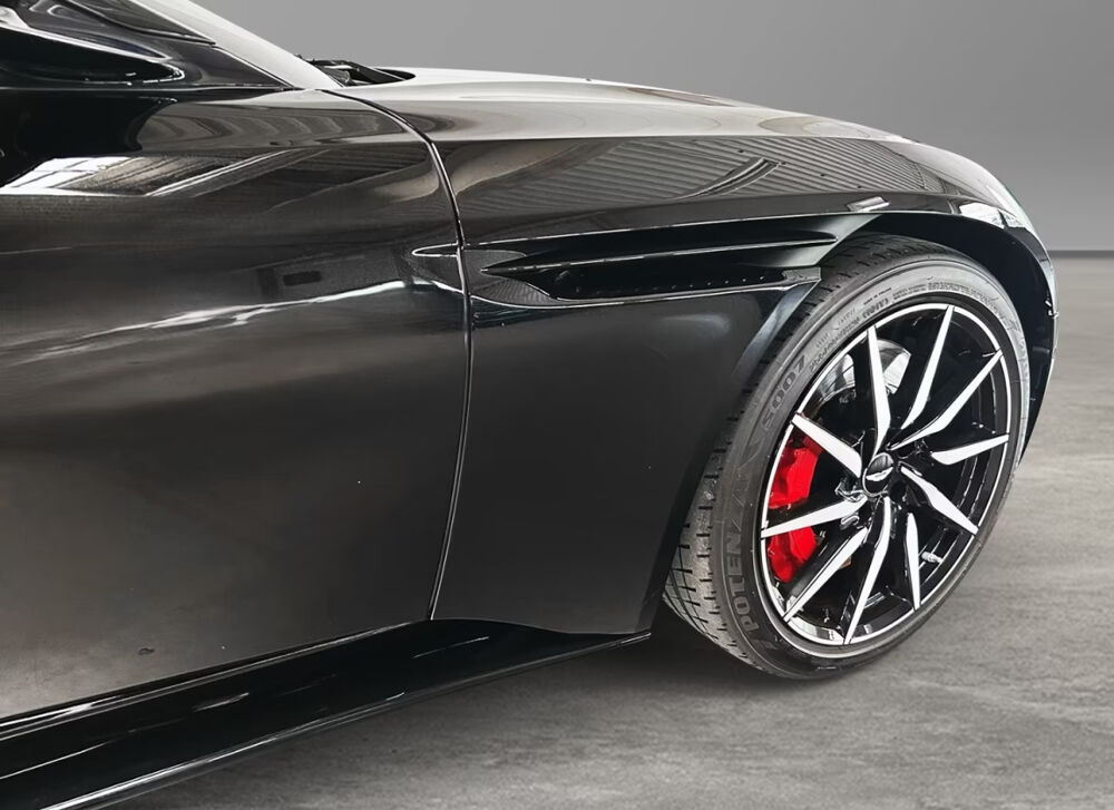 DB11 Coup&eacute; 5.2 Biturbo V12 Black Carbon 2017 occasion 85600 Montaigu
