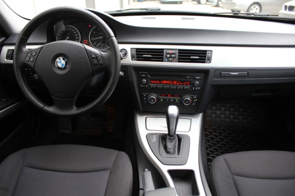 S&eacute;rie 3 318i 143ch Auto. REGVIT/PARKSENSOR/BLTH/JA/GAR12MOIS 2011 occasion 59280 Armenti&egrave;res