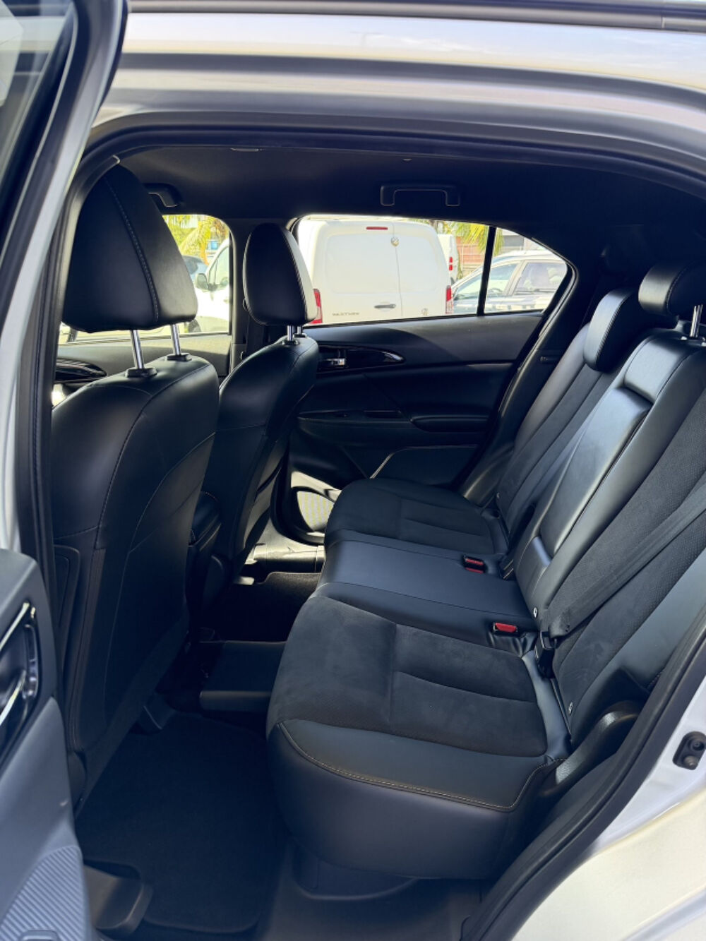 Eclipse Cross 2.4 MIVEC PHEV Twin Motor 4WD Business 2023 occasion 97122 Baie-Mahault