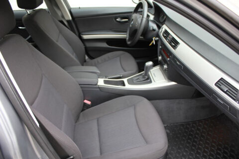 S&eacute;rie 3 318i 143ch Auto. REGVIT/PARKSENSOR/BLTH/JA/GAR12MOIS 2011 occasion 59280 Armenti&egrave;res