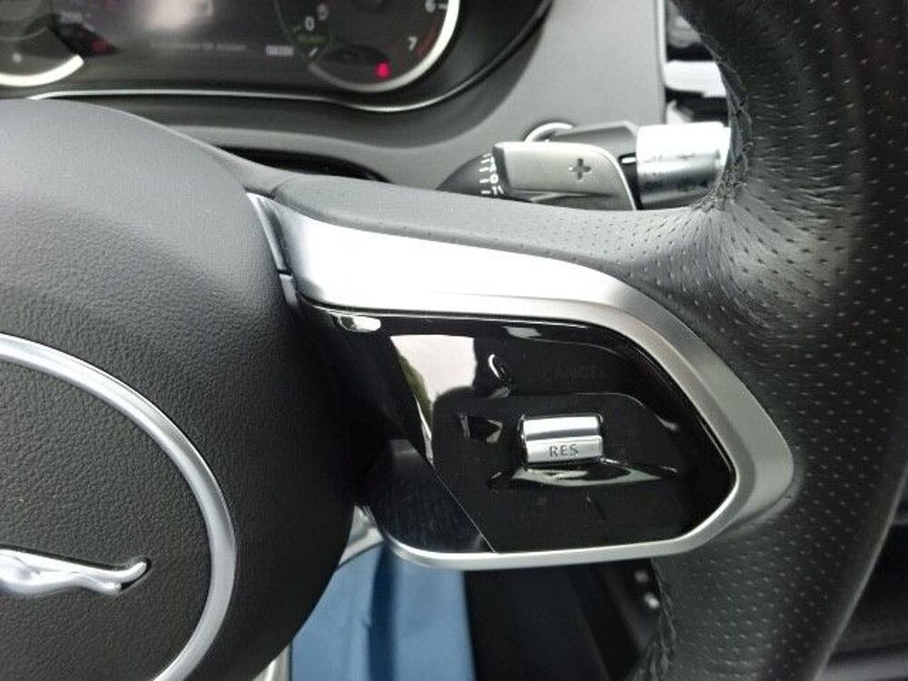 E-PACE E-Pace P-300e ch PHEV AWD BVA R-Dynamic 2022 occasion 85600 Montaigu