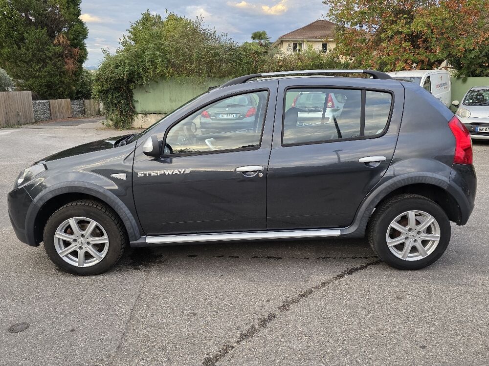 Sandero 1.6 MPI 85 Prestige 1&deg; main 2012 occasion 38190 BERNIN