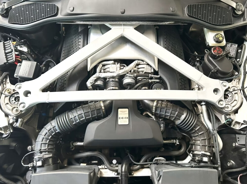 DB11 Coup&eacute; 5.2 Biturbo V12 Black Carbon 2017 occasion 85600 Montaigu
