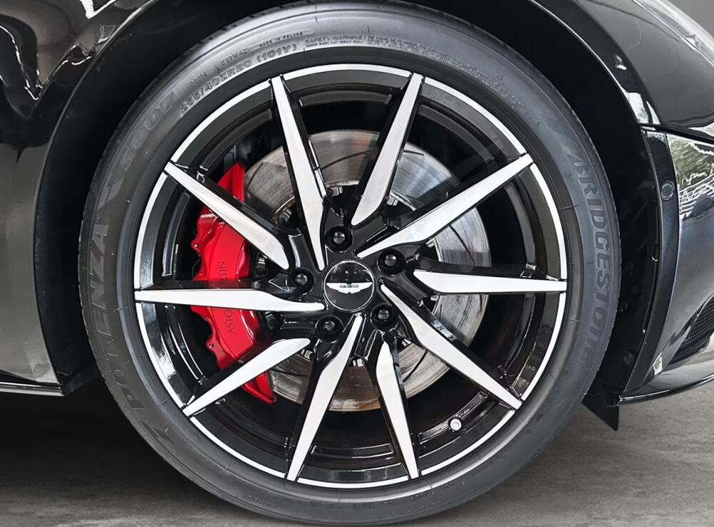 DB11 Coup&eacute; 5.2 Biturbo V12 Black Carbon 2017 occasion 85600 Montaigu