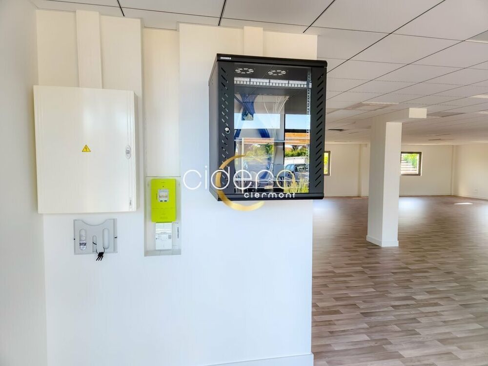   BUREAUX AVEC VITRINE à LOUER Pont du chateau