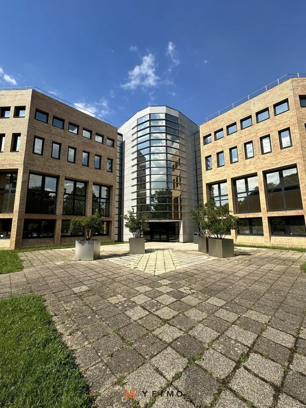  1945 m2 BUREAUX à LOUER 