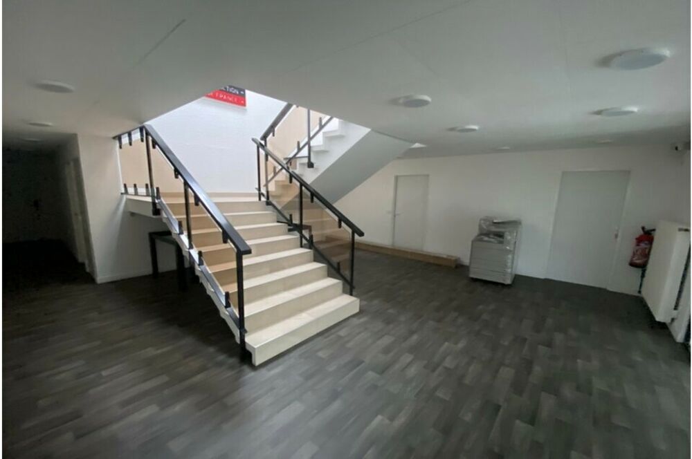   1 100 m2 - BAUMENT INDEPENDANT à LOUER Montigny-le-bretonneux