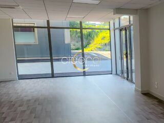   BUREAUX AVEC VITRINE à LOUER Pont du chateau