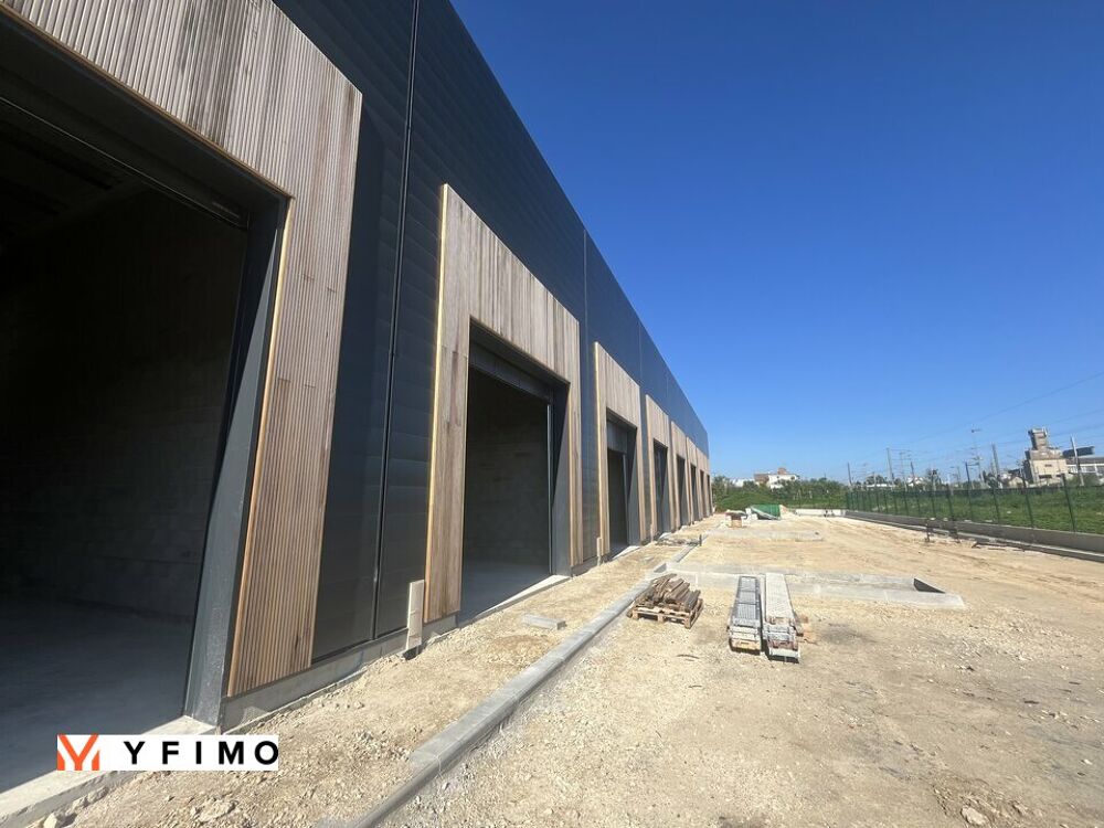   1050 m2 divisible 105 m2 à LOUER Mere