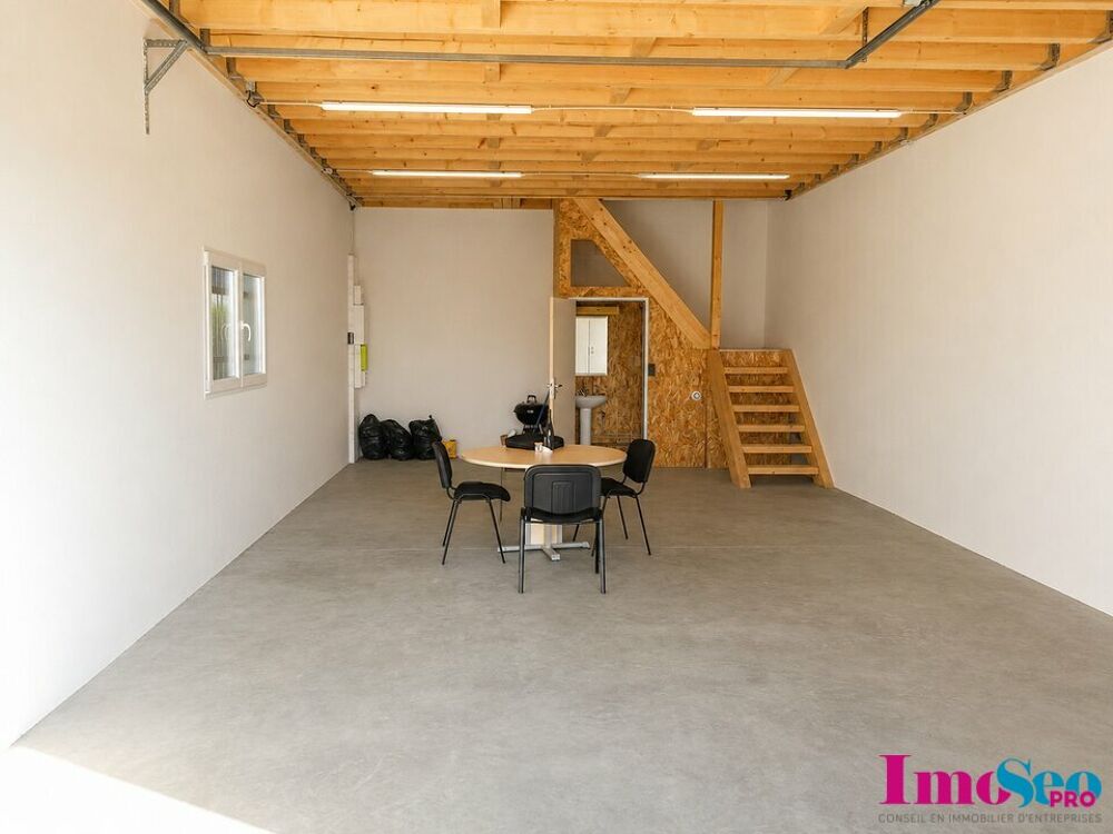   ENTREPOT à VENDRE Izon