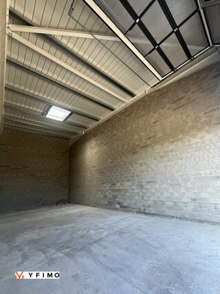   1050 m2 divisible 105 m2 à LOUER Mere