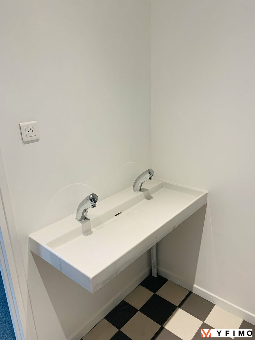   291 m2 ENTREPOT/BUREAUX NEUFS à LOUER Vernouillet