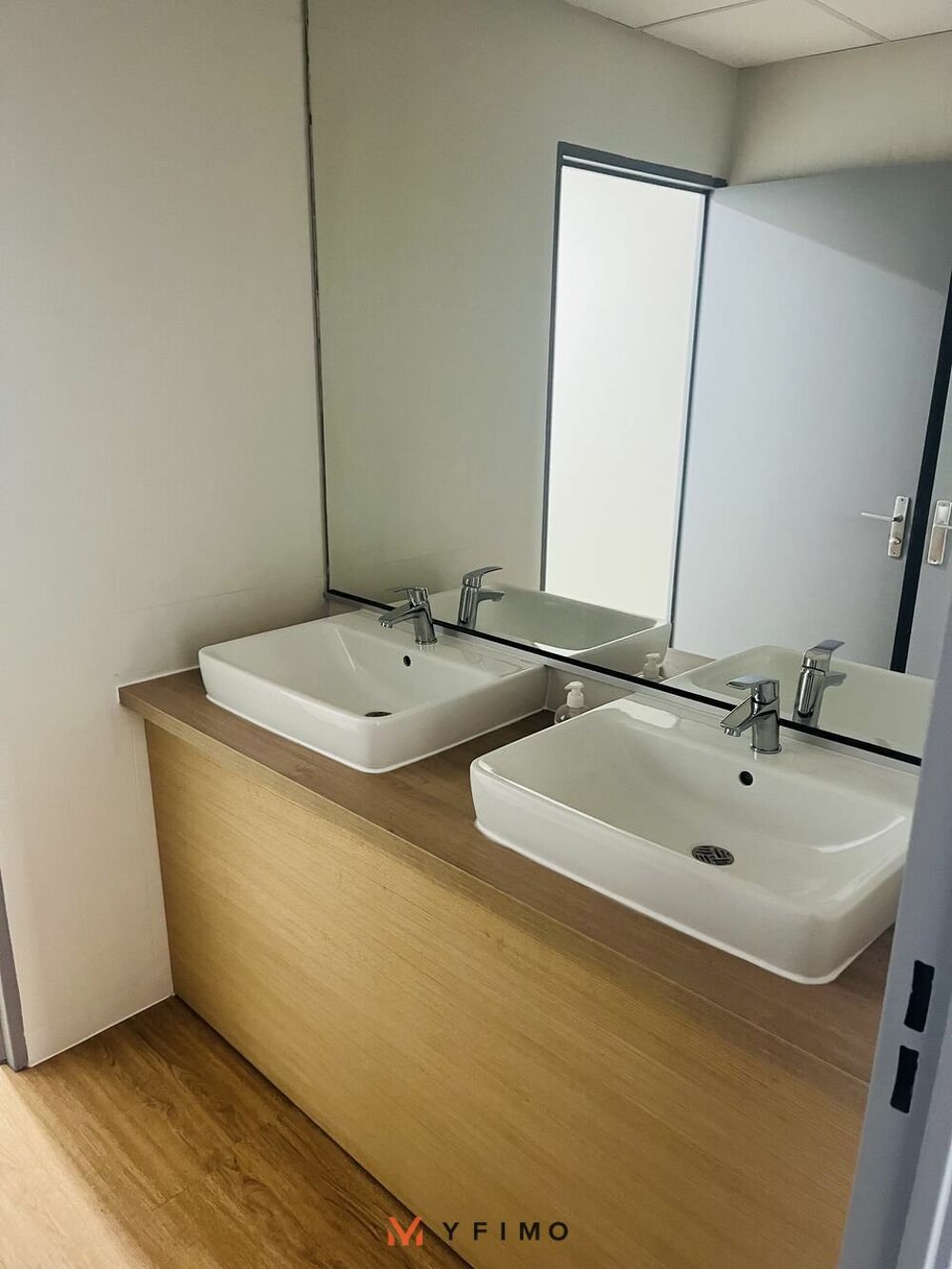   237m2 BUREAUX ACCES A12 à LOUER Montigny-le-bretonneux