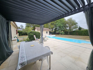 Vente Maison Maison dans quartier prisé avec piscine garage et grand terrain. Landiras