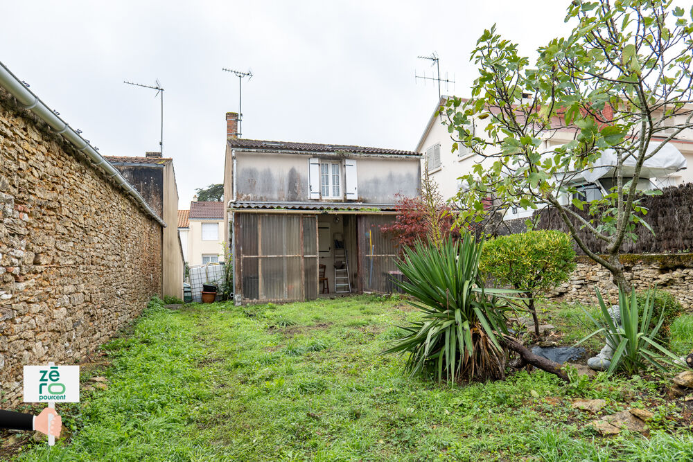 Vente Maison Maison à rénover au Champ-Saint-Père   Centre-bourg, jardin clos de murs, dépendance et potentiel de 2 chambre Le champ st pere