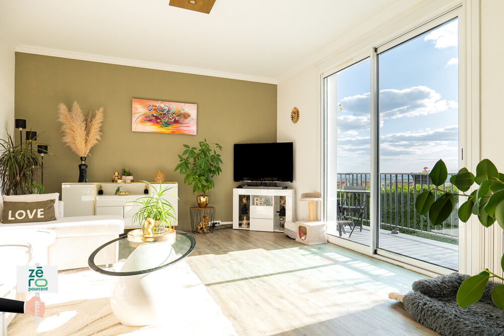 Maison familiale avec piscine, beaux volumes et terrain arboré à La Châtaigneraie