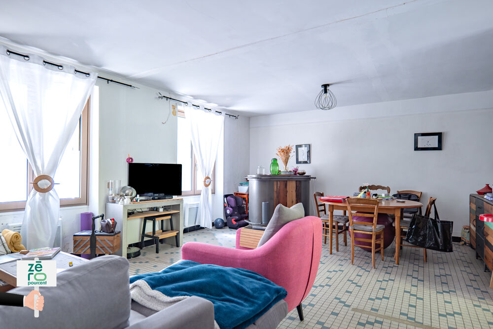 CHAILLÉ-LES-MARAIS Grande maison en pierre à rénover au coeur du bourg