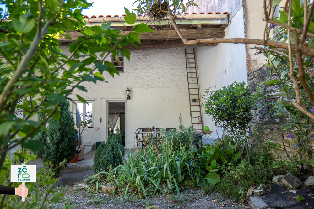 CHAILLÉ-LES-MARAIS Grande maison en pierre à rénover au coeur du bourg