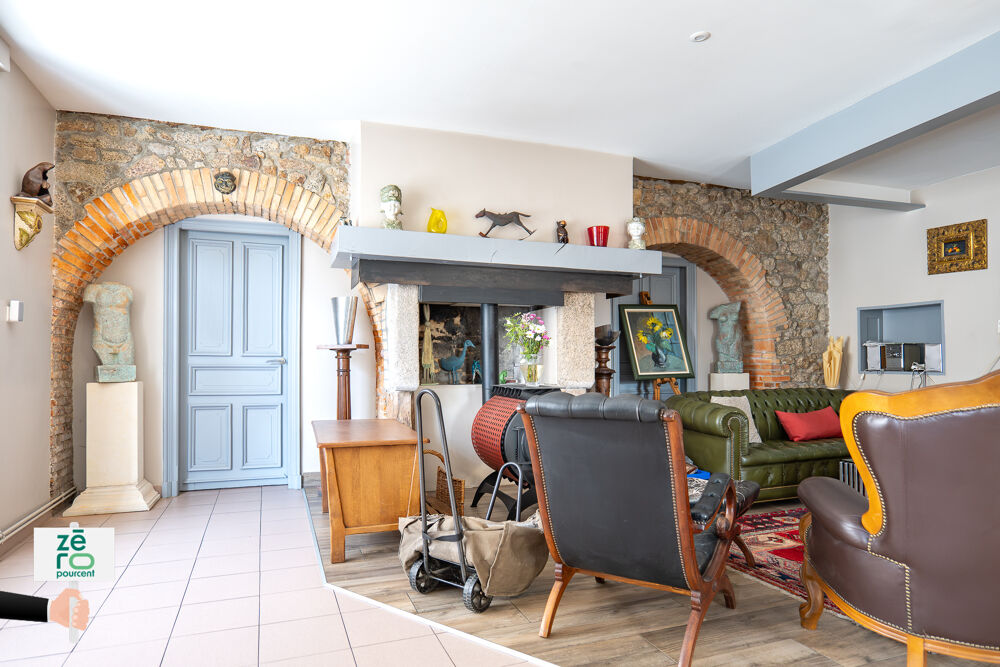 à vendre  Propriété/château Saint-Laurent-sur-Sèvre (85290)