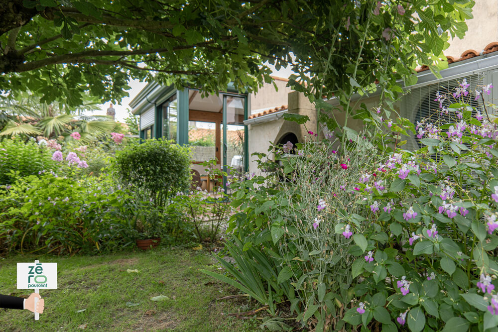 Maison familiale en pierre avec 4 chambres, bureau, garage et potentiel locatif à La Chaize-le-Vicomte