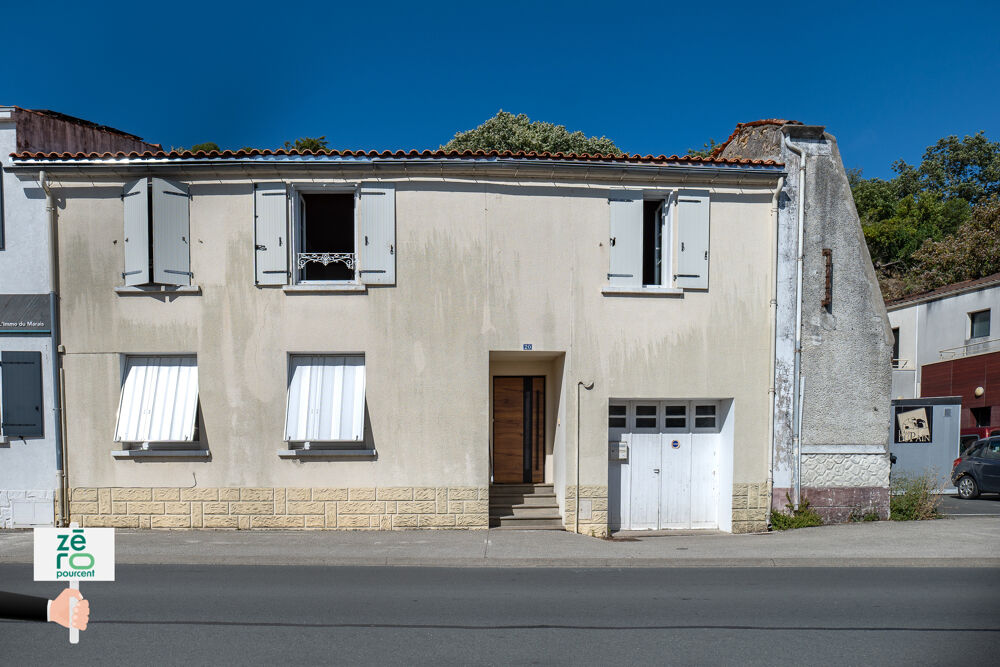 CHAILLÉ-LES-MARAIS Grande maison en pierre à rénover au coeur du bourg