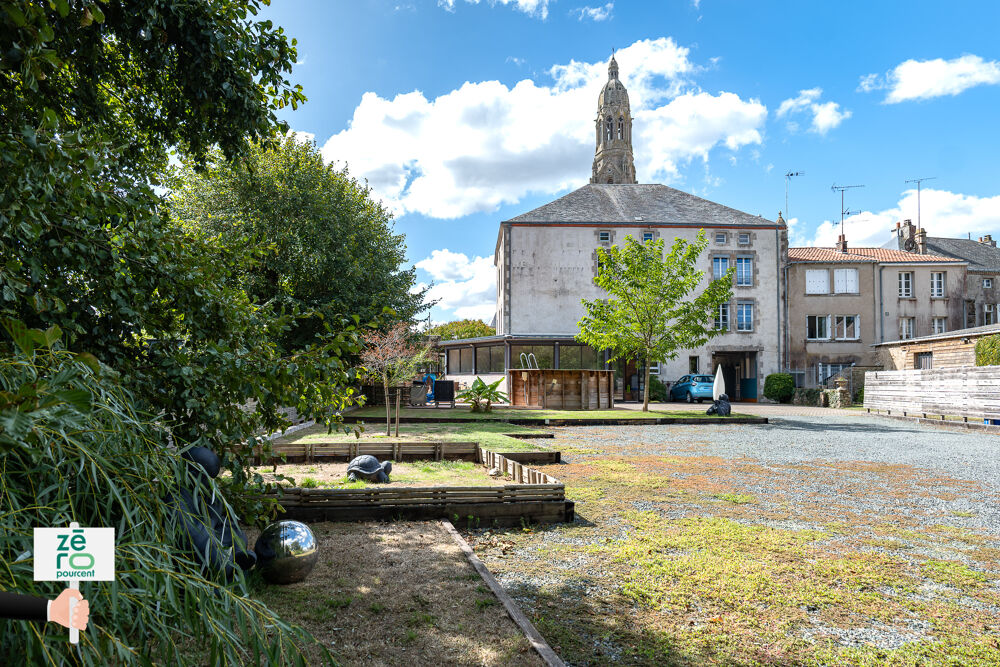 à vendre  Propriété/château Saint-Laurent-sur-Sèvre (85290)
