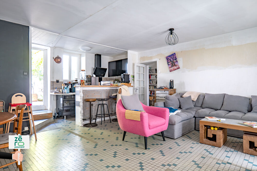 CHAILLÉ-LES-MARAIS Grande maison en pierre à rénover au coeur du bourg