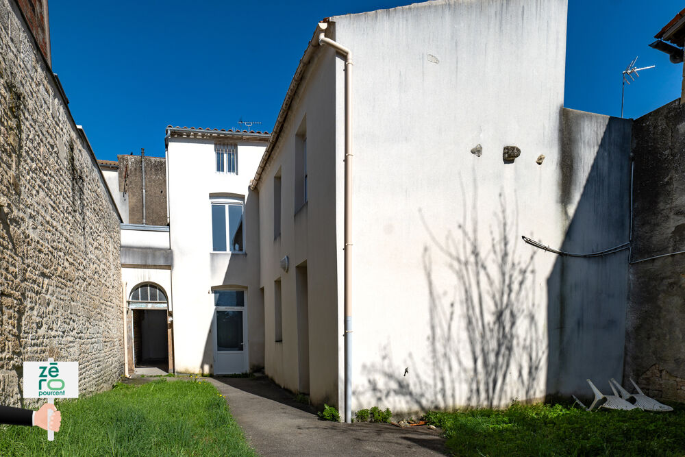 Vente Immeuble Immeuble de rapport à Luçon (85400)   Centre-ville   5 appartements + local commercial   31 560 € de revenus a Lucon